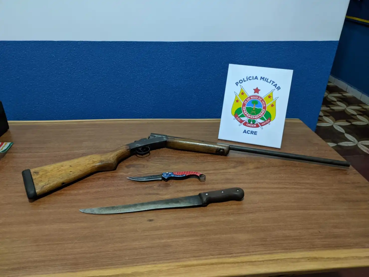 WhatsApp-Image-2022-08-15-at-21.08.28 Foto: O Alto Acre
Espingarda e o canivete usada contra o tio foram apreendidos, juntamente com o facão usado contra o jovem.