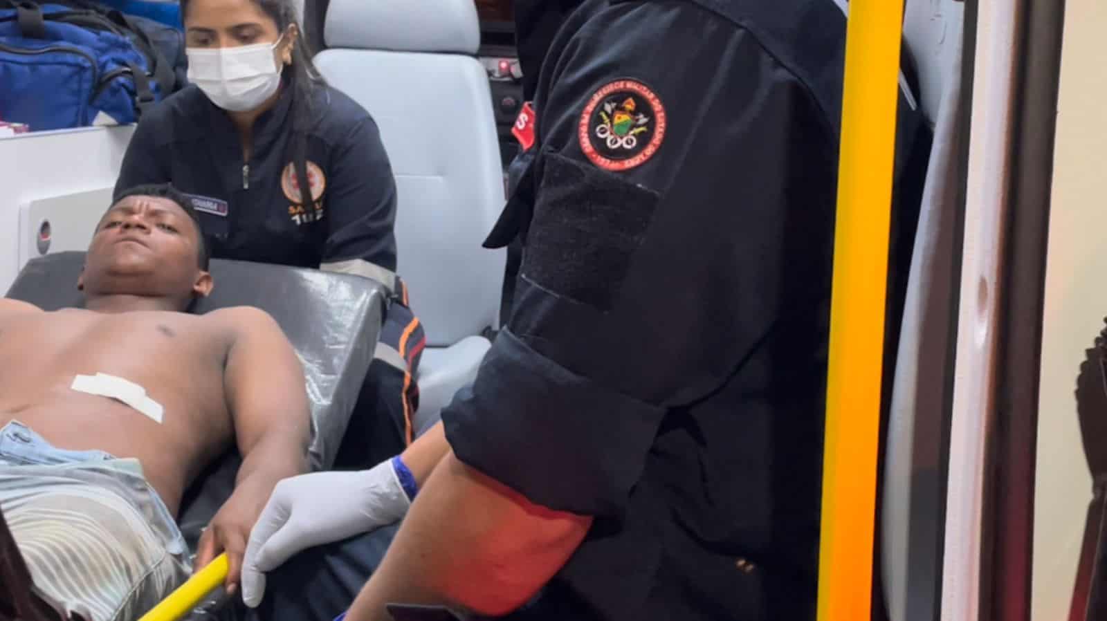 WhatsApp Image 2022-08-17 at 18.35.40 Edvan Ângelus, de 23 anos, sendo socorrido pelos paramédicos do Samu. Foto: Ecos da Notícia