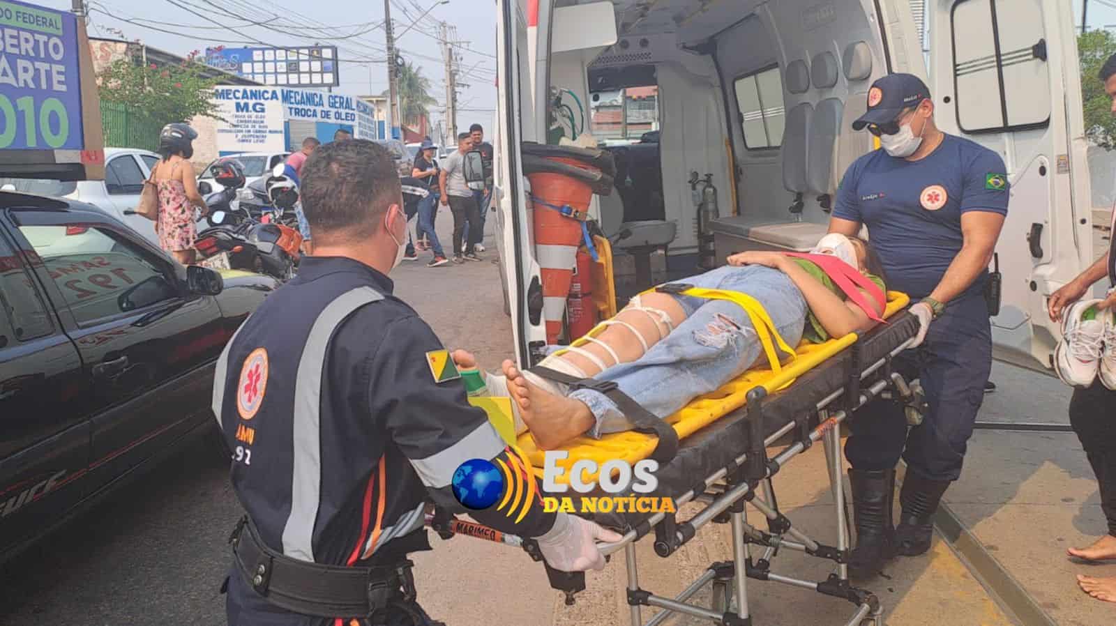 Vítima do acidente sendo socorrida pela equipe do SAMU/ Foto: James Silva/Ecos da Notícia