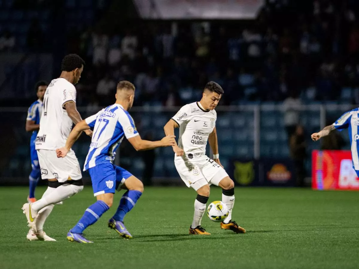 corinthians-reage-no-2o-tempo-mas-fica-no-empate-com-o-avai