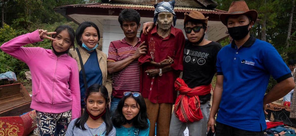 familia-tira-selfie-com-corpo-no-ritual-manene-na-ilha-de-sulawesi-1653586920986_v2_1170x540 familia-tira-selfie-com-corpo-no-ritual-manene-na-ilha-de-sulawesi-1653586920986_v2_1170x540