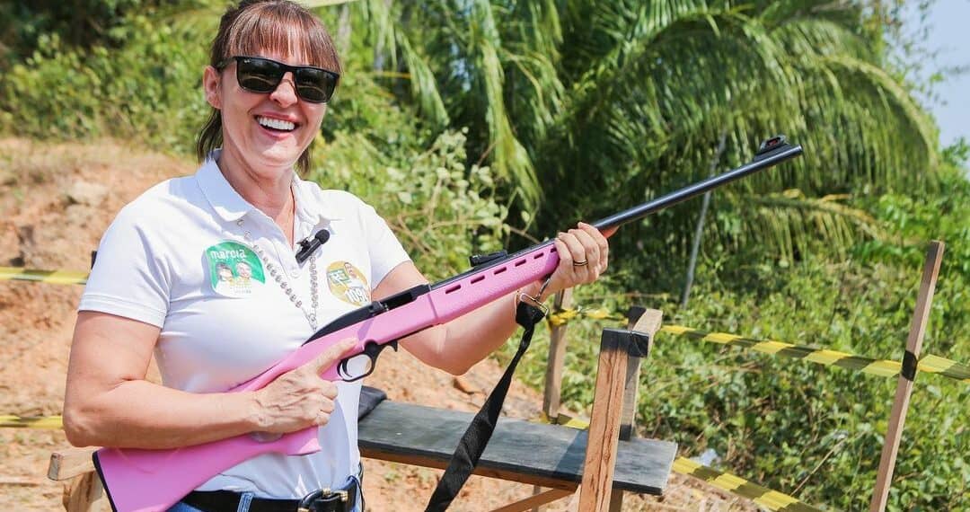 marcia-bittar-com-arma-1080×570 marcia-bittar-com-arma-1080x570