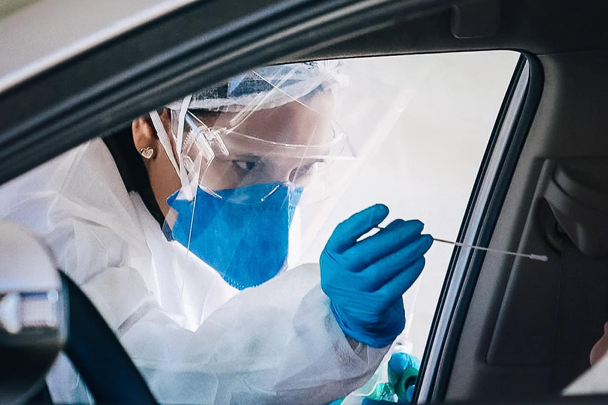 Testagem gratuita da Covid-19 realizada pelo Instituto Butantan no estacionamento superior do shopping SP Market