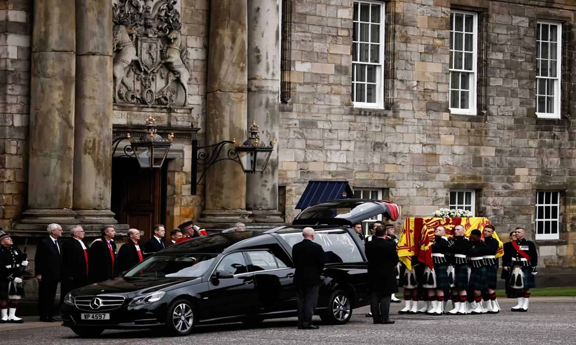 01 Cortejo chega ao palácio de Holyroodhouse, em Edimburgo. — Foto: REUTERS/Alkis Konstantinidis/Pool