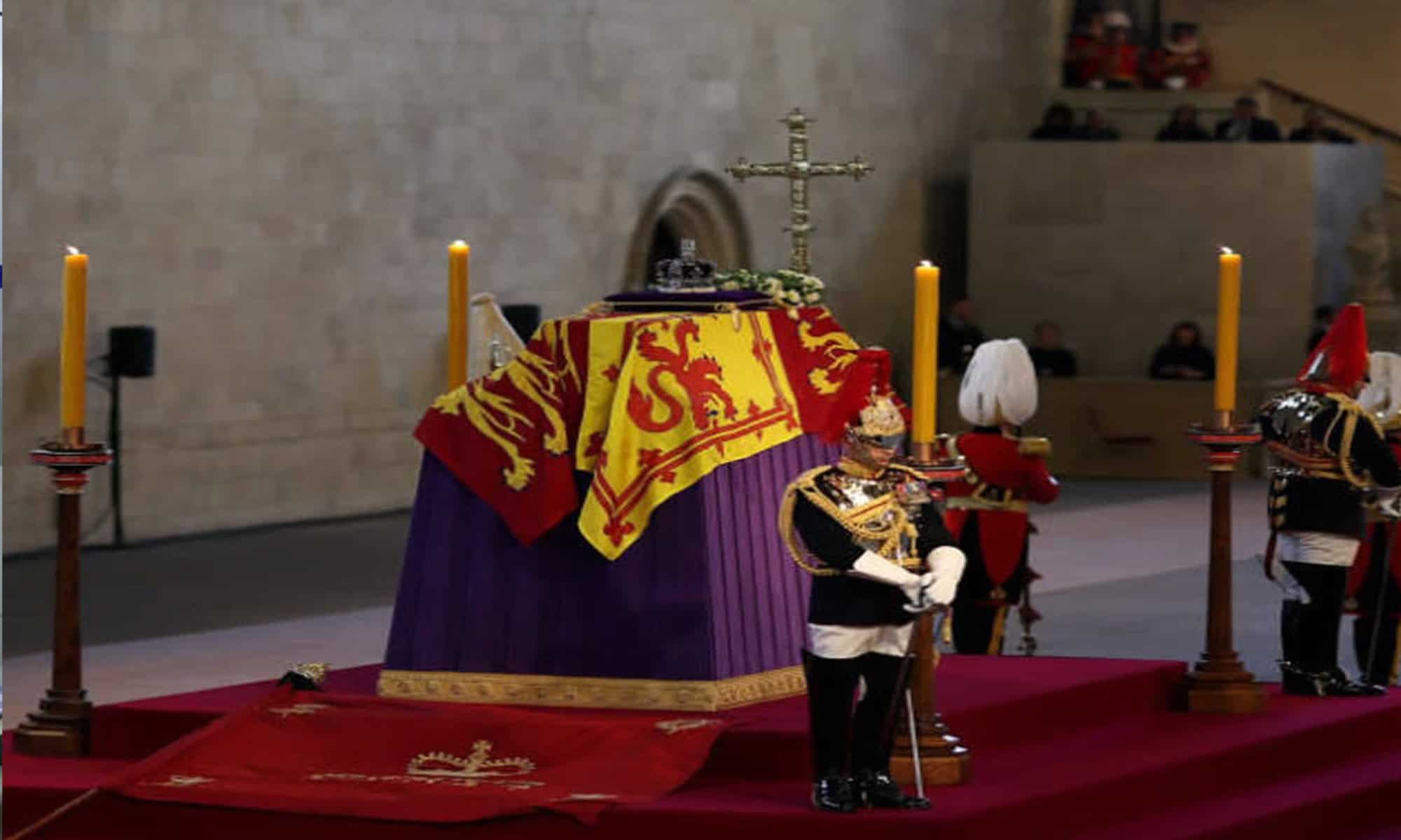 03 Guarda real desmaiou enquanto protegia o caixão da rainha Elizabeth credit:Bang Showbiz