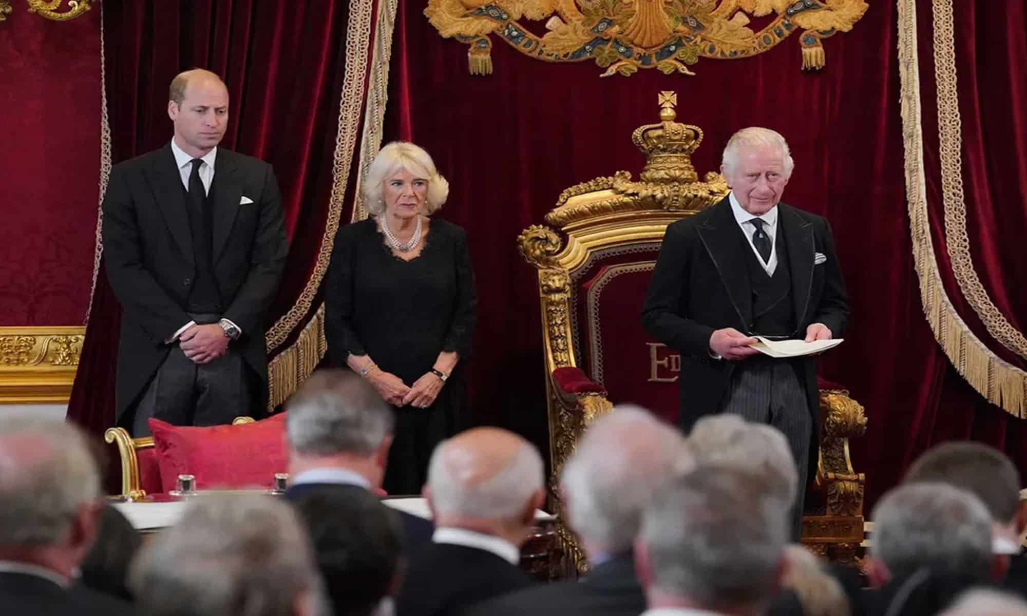 03 O príncipe William, a rainha consorte Camilla e rei Carlos III durante o Conselho de Adesão no Palácio de St James, em Londres. — Foto: Jonathan Brady / Pool / via AP Photo