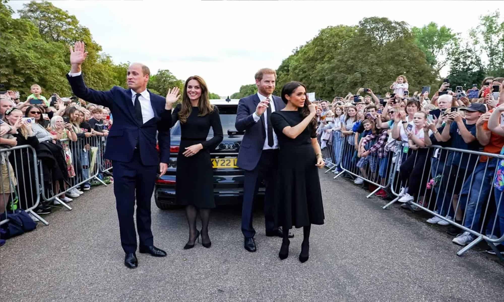 06 Príncipe William, Kate Middleton, príncipe Harry e Meghan Markle cumprimentam a multidão perto do Castelo de Windsor, em Londres. — Foto: Chris Jackson / POOL / AFP