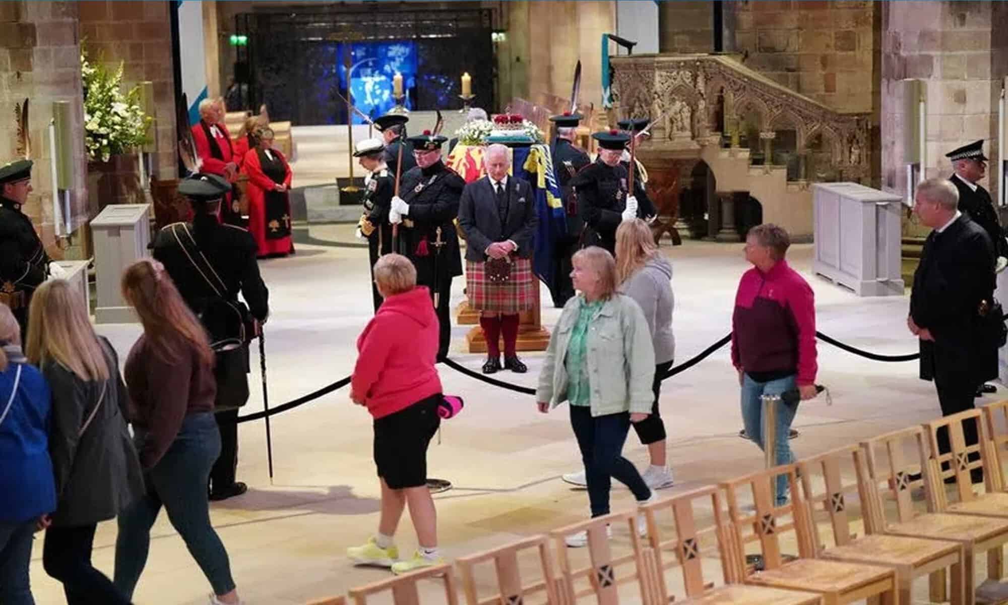 06 O Rei Charles e outros membros da família real britânica fazem uma vigília na Catedral de St. Giles, em Edimburgo, em homenagem à rainha Elizabeth. Jane Barlow/Pool via REUTERS