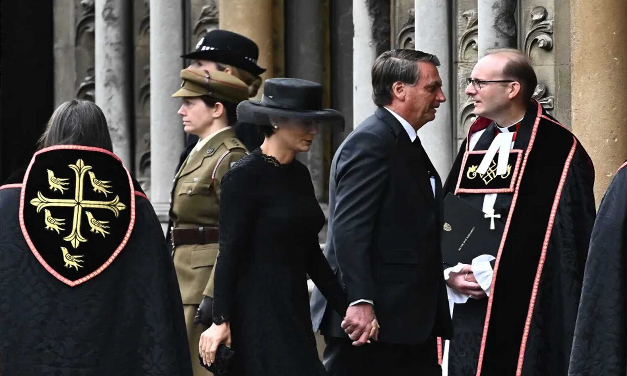 08 Ao lado da primeira-dama Michelle Bolsonaro, presidente chega a Abadia de Westminster para acompanhar funeral de Elizabeth 2ª - Foto: MARCO BERTORELLO/AFP via Getty Images