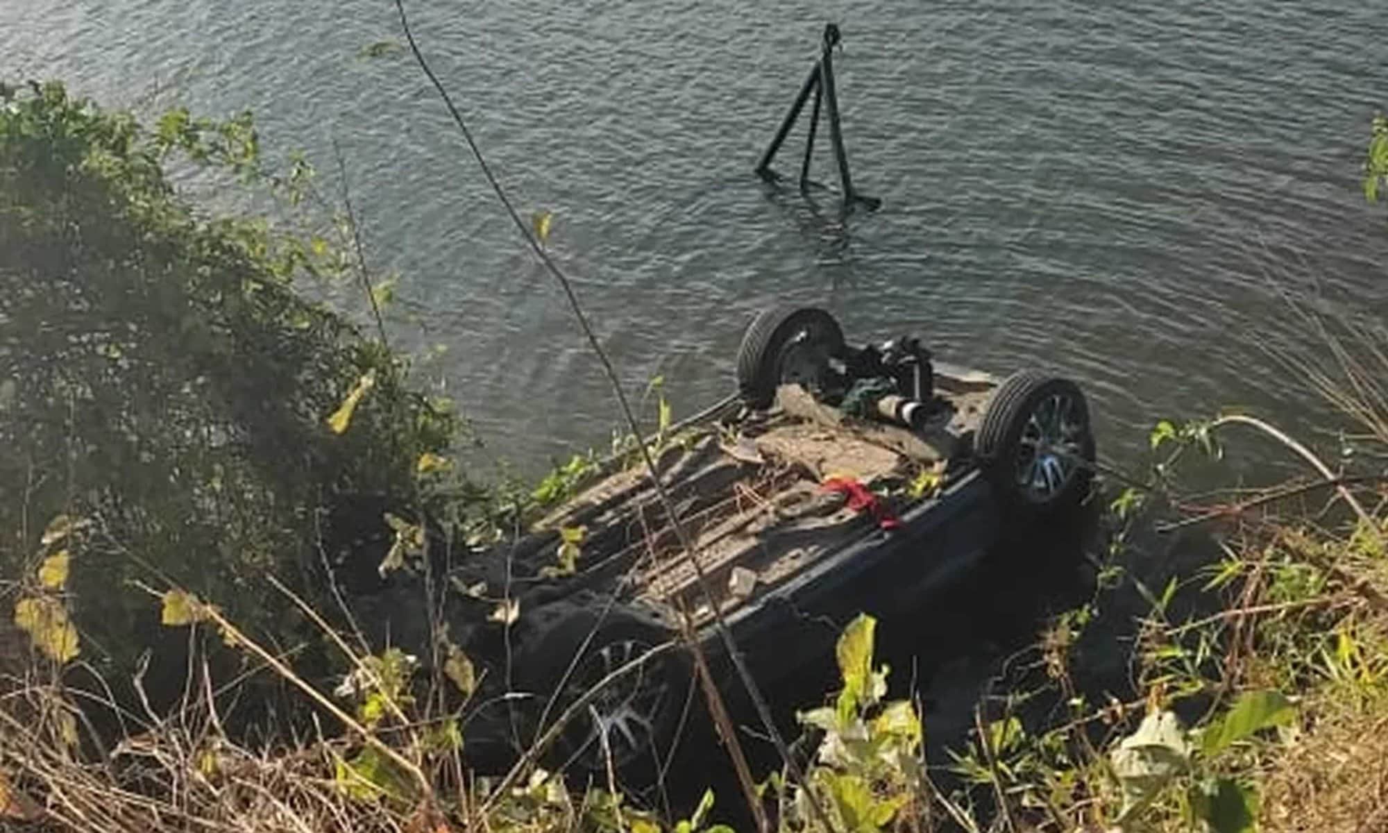 08 Carro cai em açude após motorista errar curva no interior do Ceará. — Foto: Reprodução