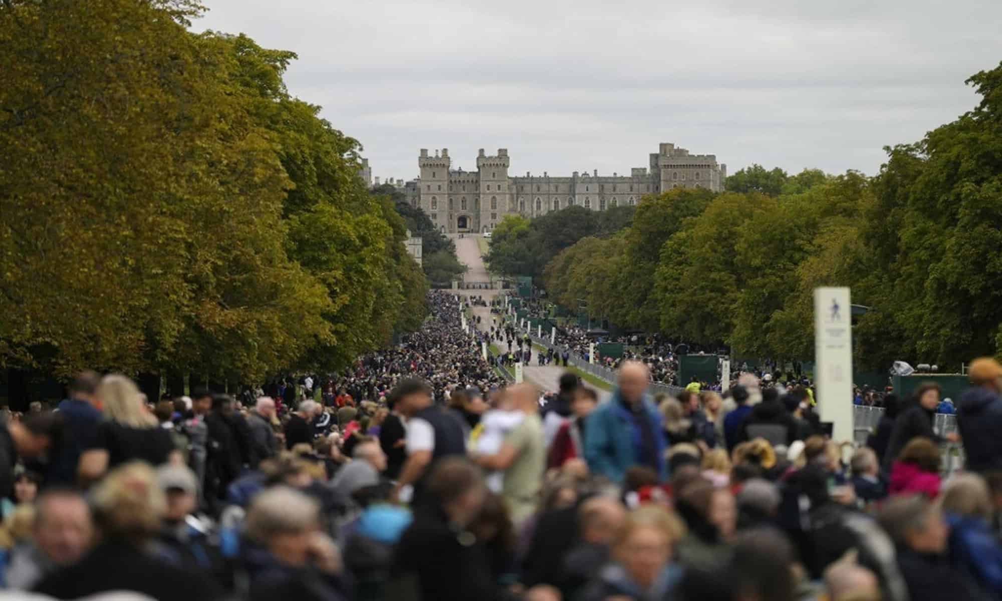 Súditos ficam ao longo da 'Long Walk' do lado de fora do Castelo de Windsor. Foto:
ALASTAIR GRANT/AFP -