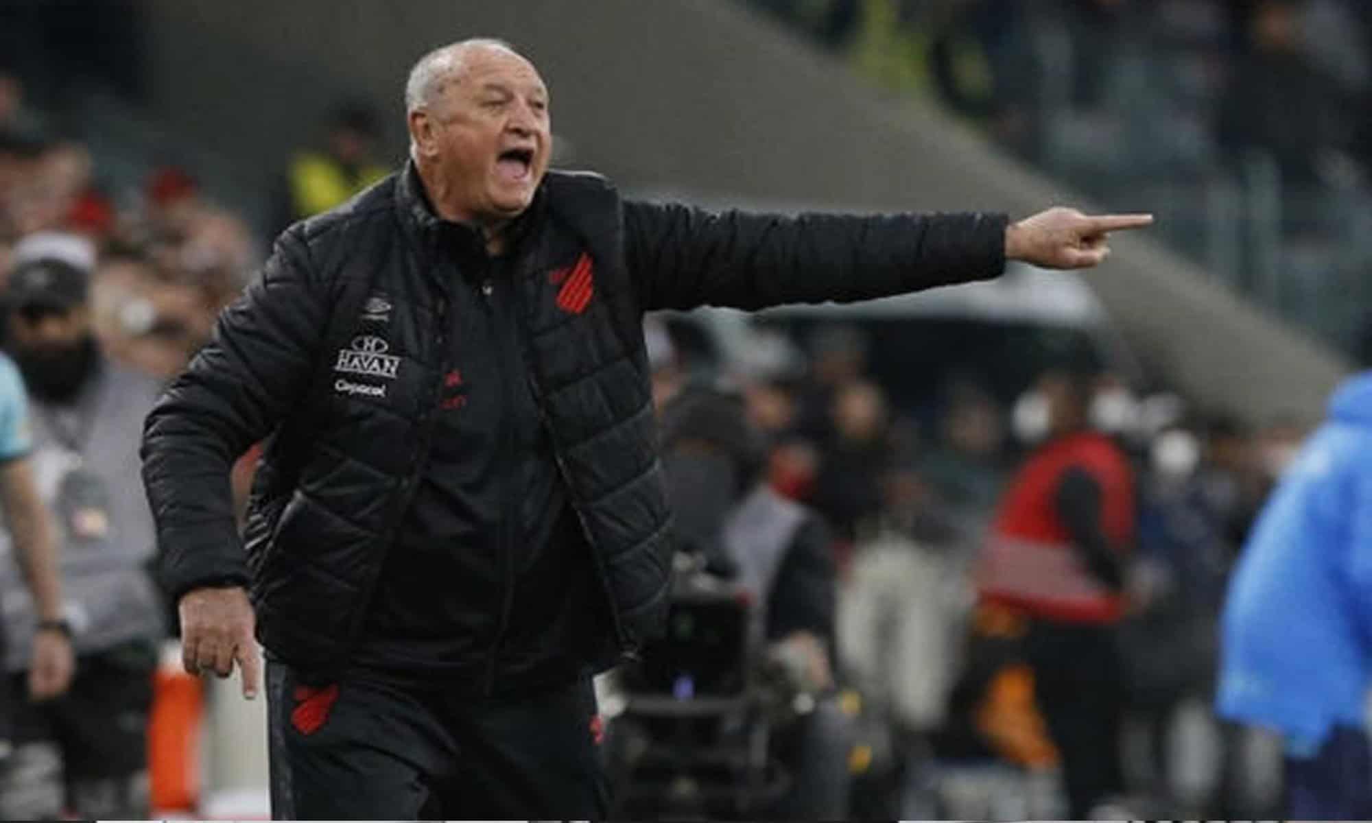 10 Felipão estava suspenso na partida da volta da semifinal. Foto: ALBARI ROSA / AFP