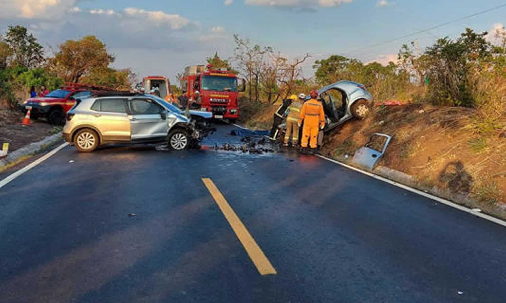 11 Quatro pessoas morreram e quatro ficaram feridas na batida de frente entre dois carros
Foto: Divulgação/CBMG