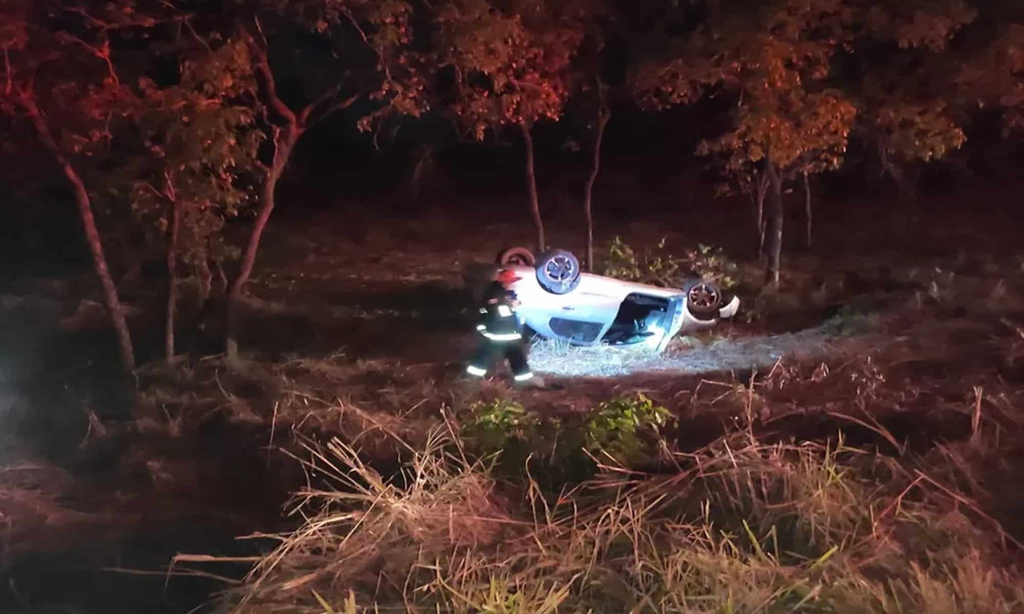 15 Carro capotou e parou fora da pista com as rodas para cima — Foto: Bombeiros