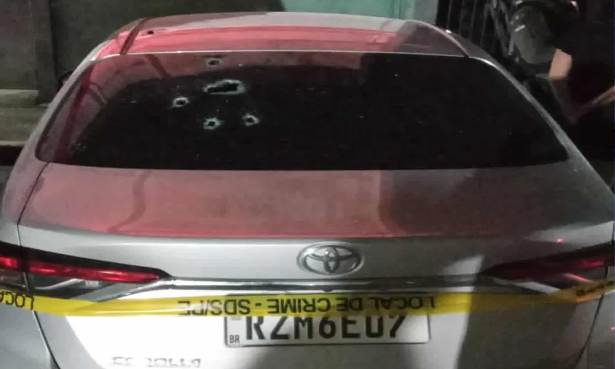 20 Carro foi atingido por tiros durante abordagem de criminoso na Estrada do Arraial, no Recife, no domingo (4) — Foto: Reprodução/WhatsApp