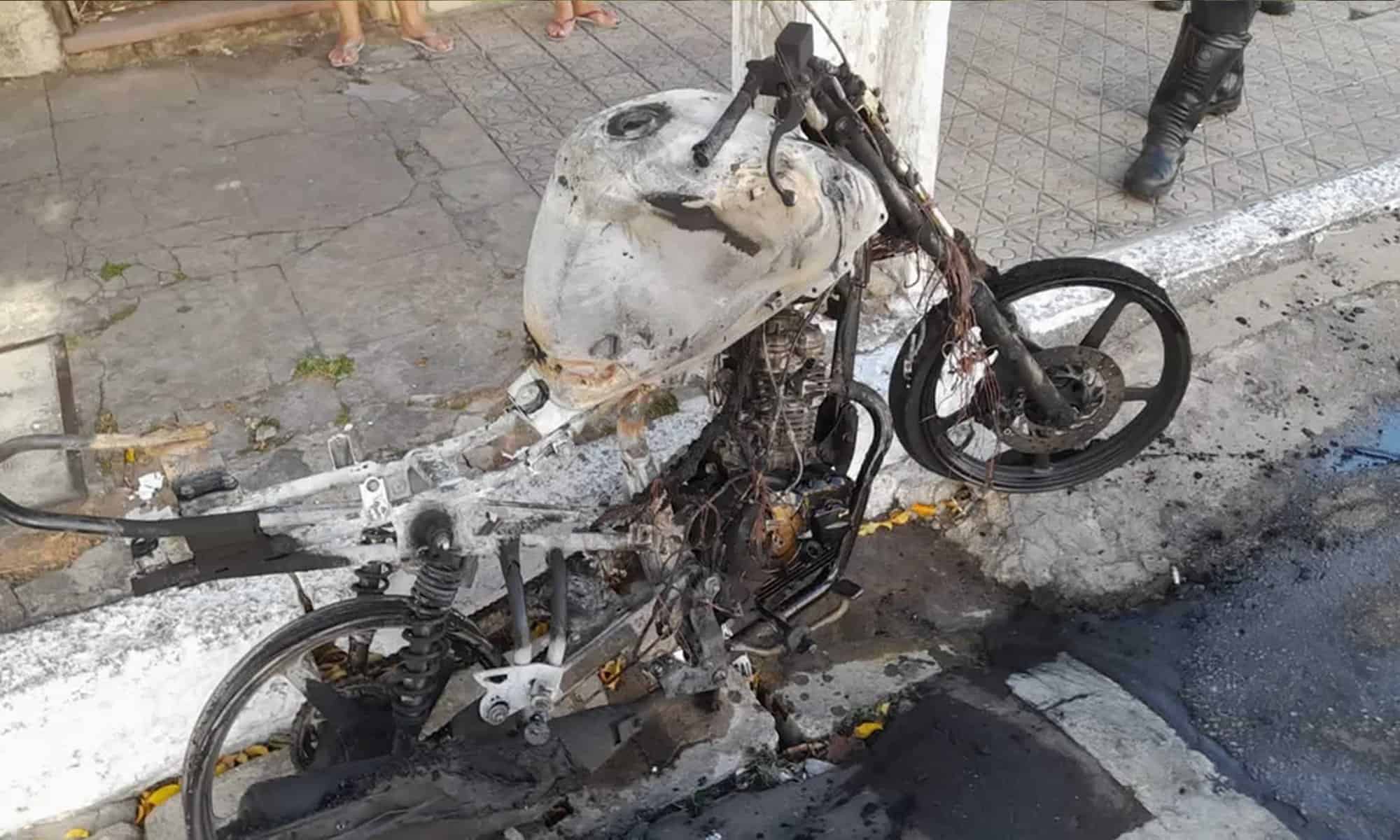 21 Veículo ficou destruído após condutor atear fogo durante blitz em Juazeiro do Norte — Foto: Arquivo pessoal