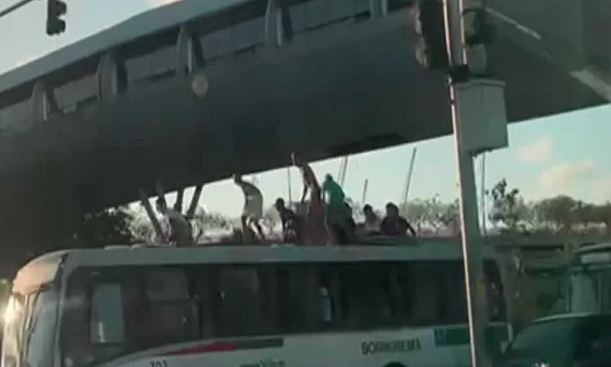 21 Jovens surfaram em ônibus nesta quarta (7), no Recife — Foto: Reprodução/WhatsApp