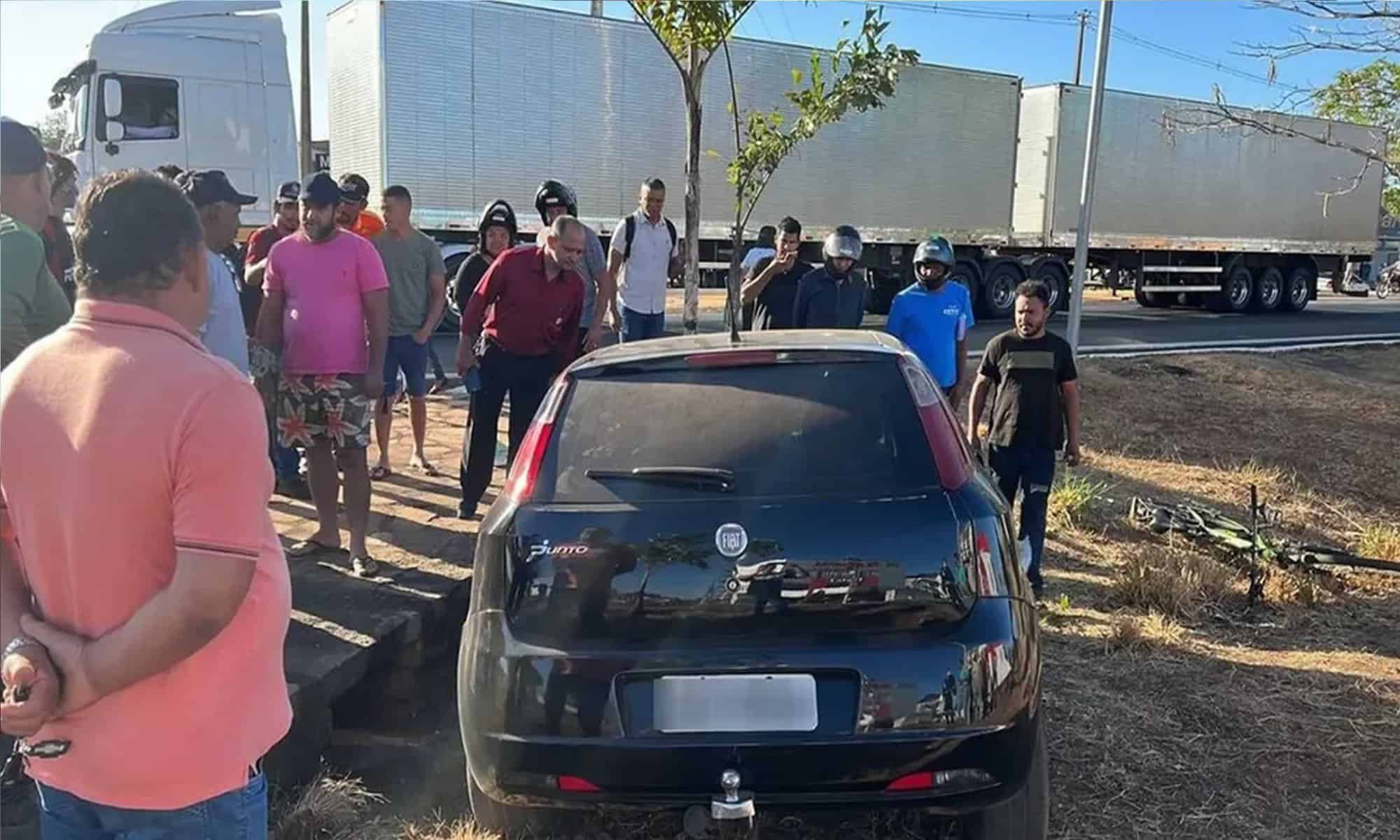 24 Carro onde o assassinato aconteceu em Gurupi — Foto: Wesley Silas/Atitude Tocantins