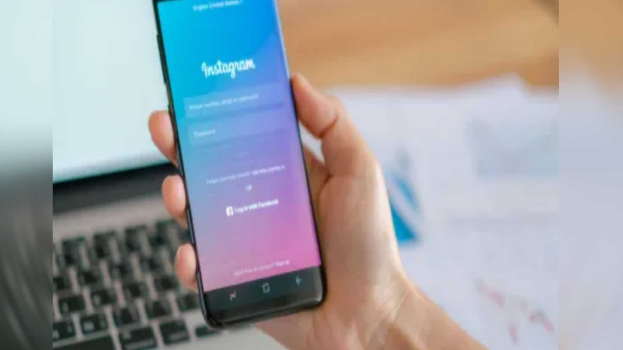 Picsart_22-09-05_18-55-22-376 Pessoa usando o Instagram
Freepik