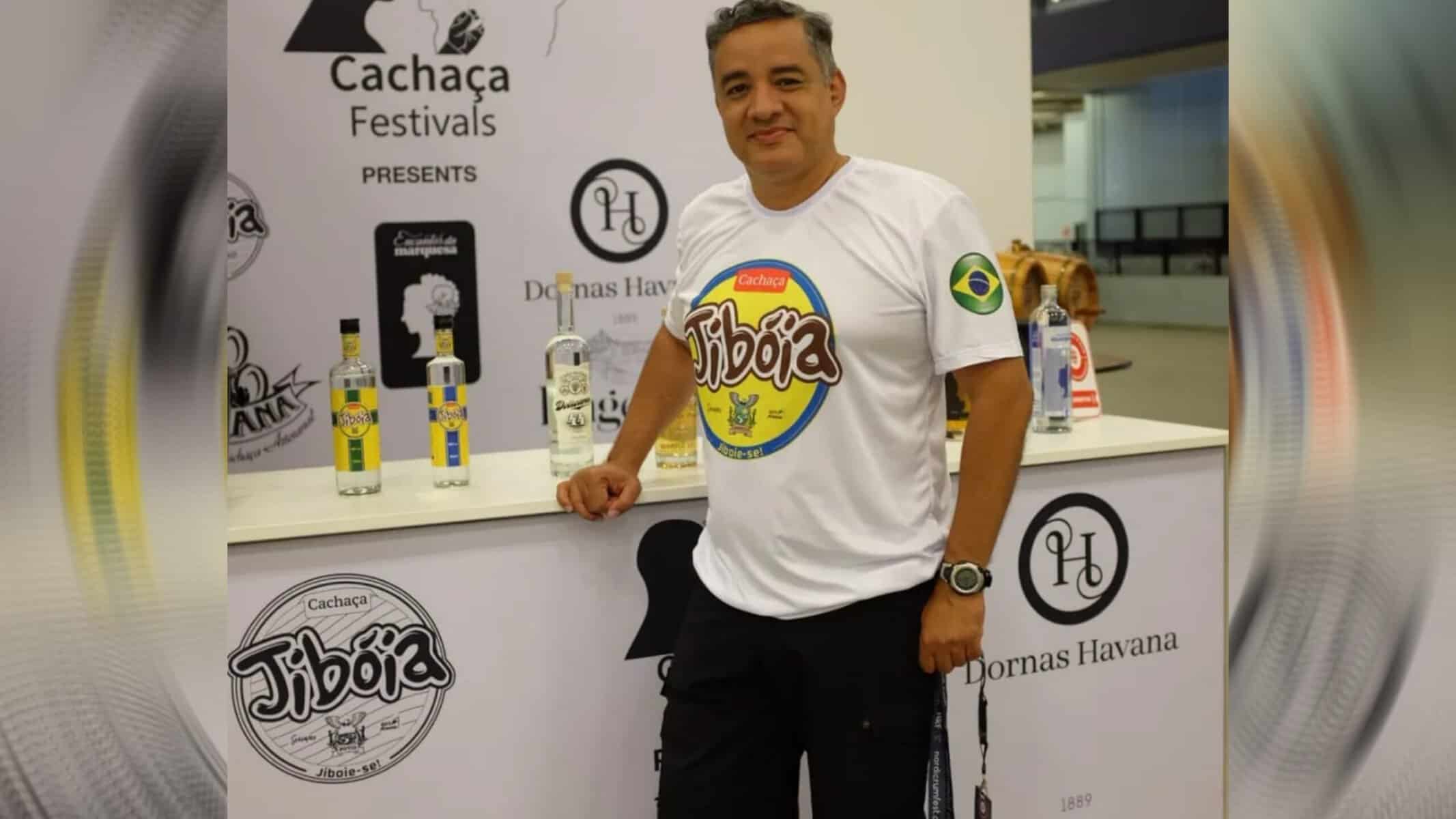 Picsart_22-09-08_20-24-59-155 Jakson Soares levou cachaça acreana para apresentar em festival internacional de bebidas destiladas — Foto: Arquivo pessoal