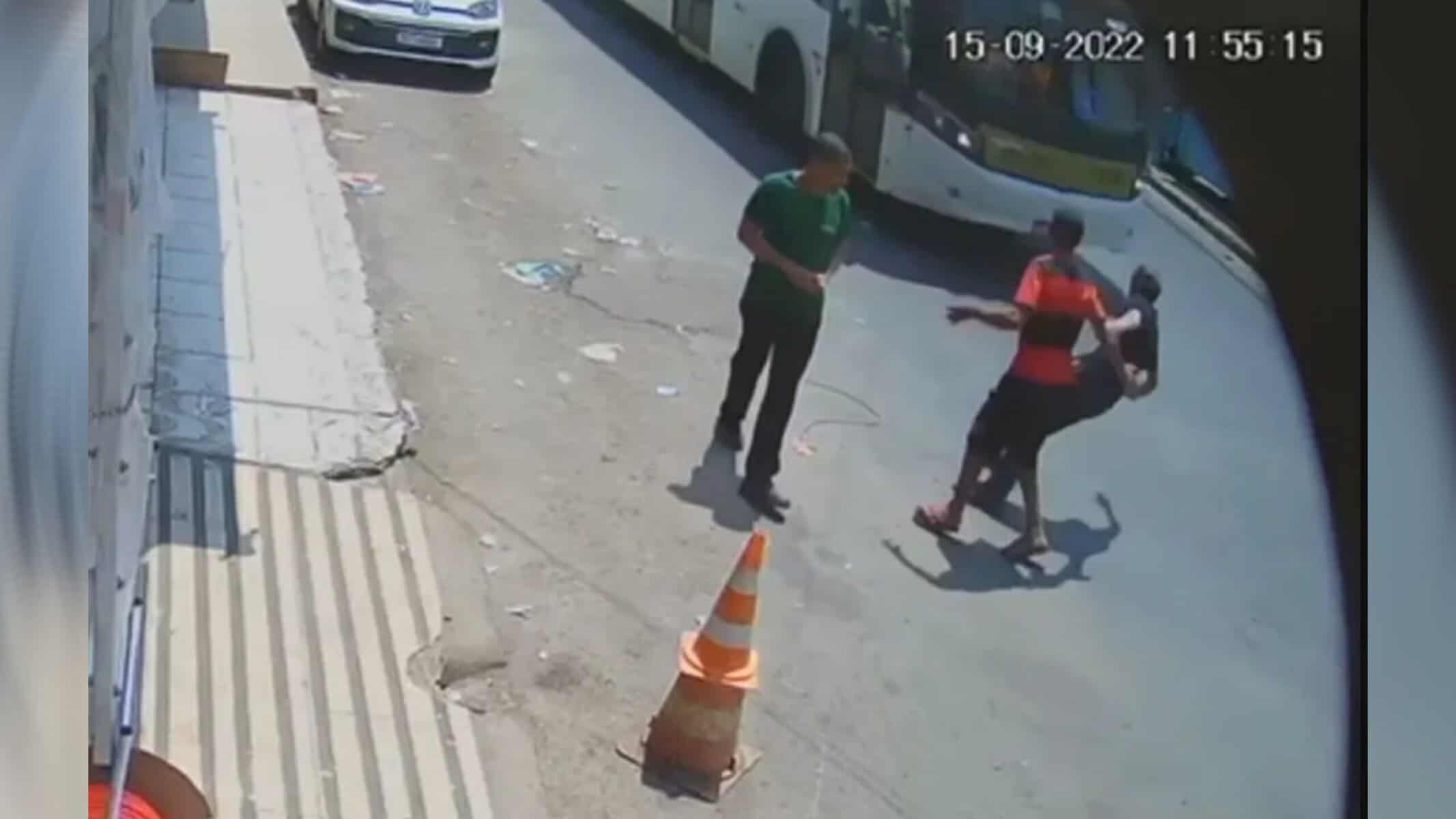 Homem empurra irmão na frente de ônibus em movimento, em Ceilândia, no DF — Foto: Reprodução