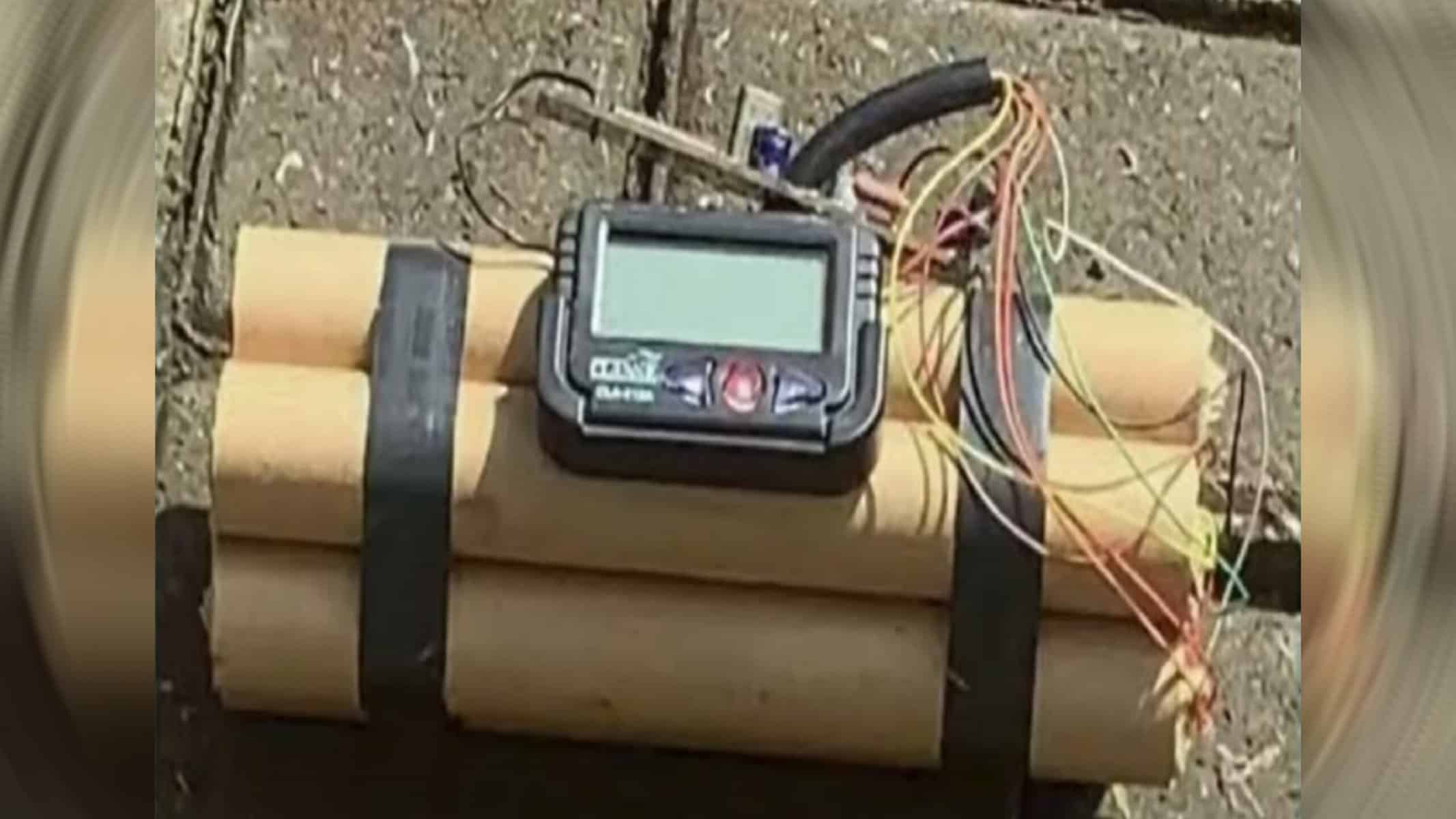 Picsart_22-09-20_20-10-12-921 suposta dinamite é encontrada em meio a material reciclável em Foz do Iguaçu. (Foto: Divuglação / PM)