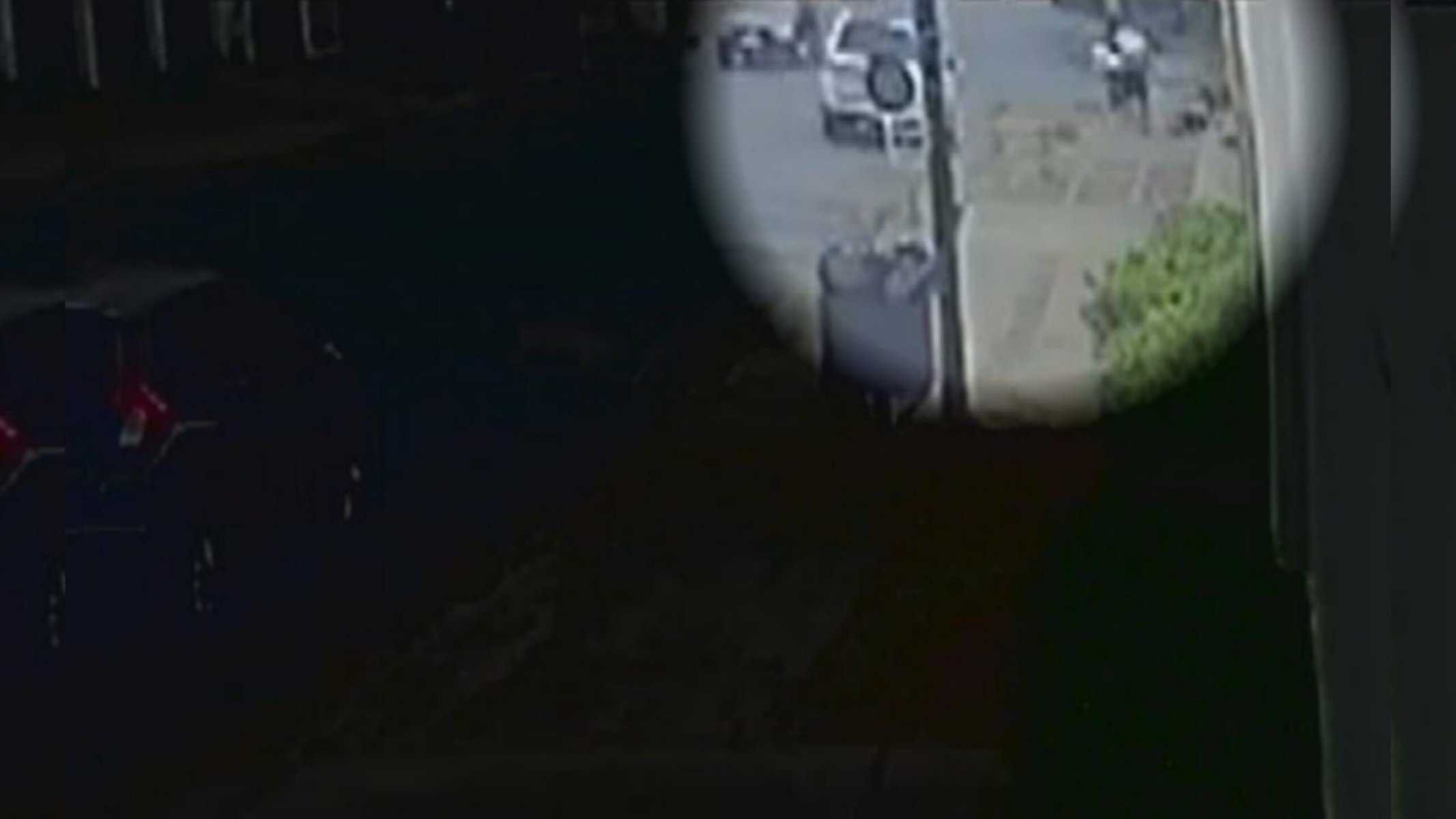 Câmera de segurança registra homem parando mulher em rua de Goiânia Goiás — Foto: Reprodução/TV Anhanguera