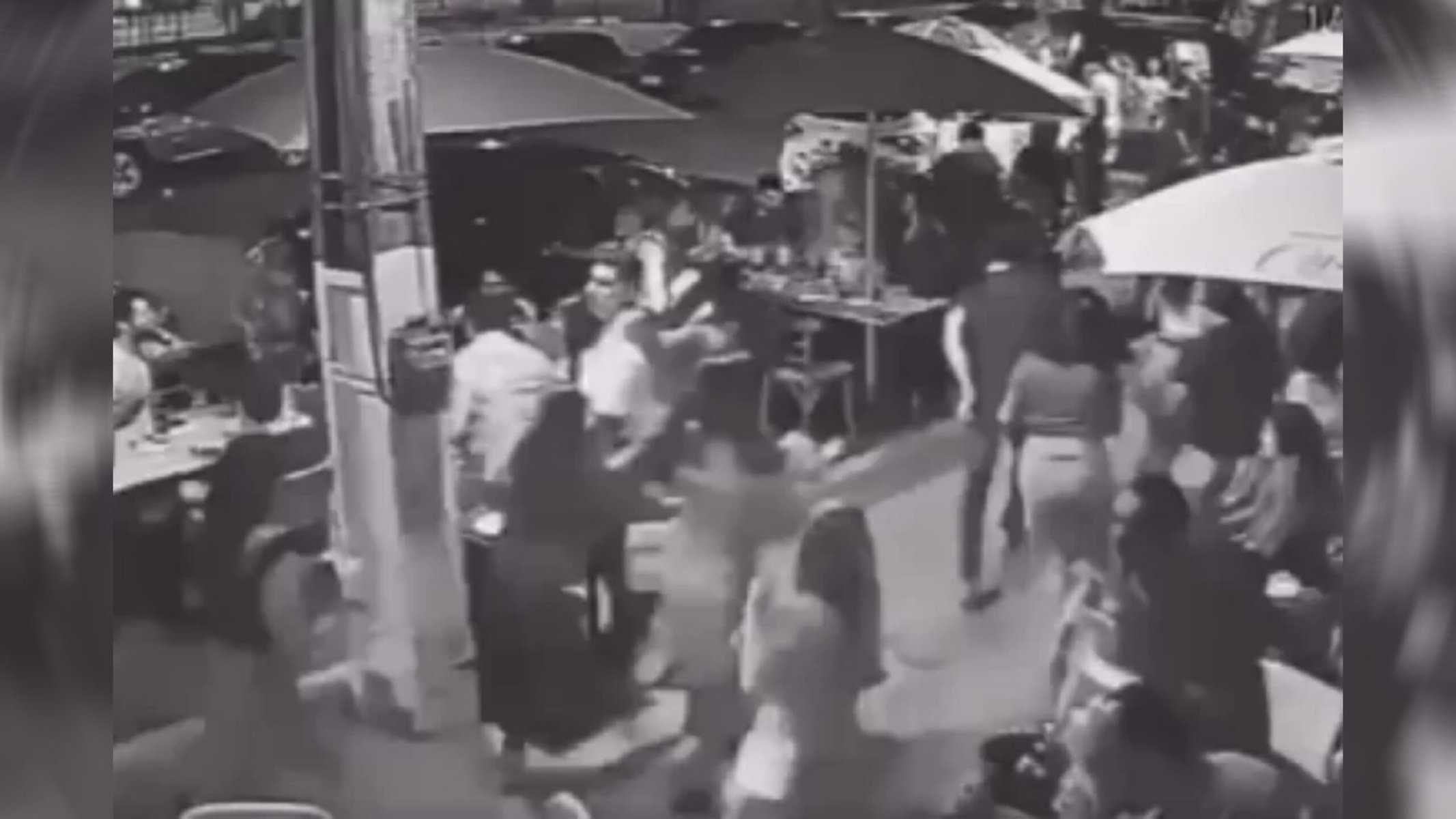 Picsart_22-09-22_16-14-04-326 A confusão ocorreu na Alphaiate Cervejaria, pouco depois das 21h. As câmeras de segurança do estabelecimento registraram tudo - (crédito: Reprodução/Twitter/@BernardoBcabral (22/9))