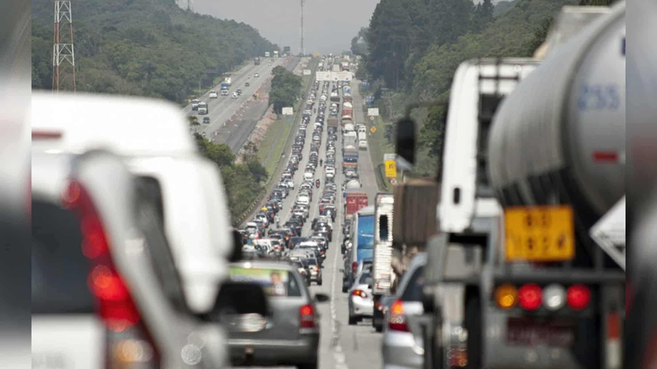 Picsart_22-09-22_19-58-41-077 Veículos em rodovia