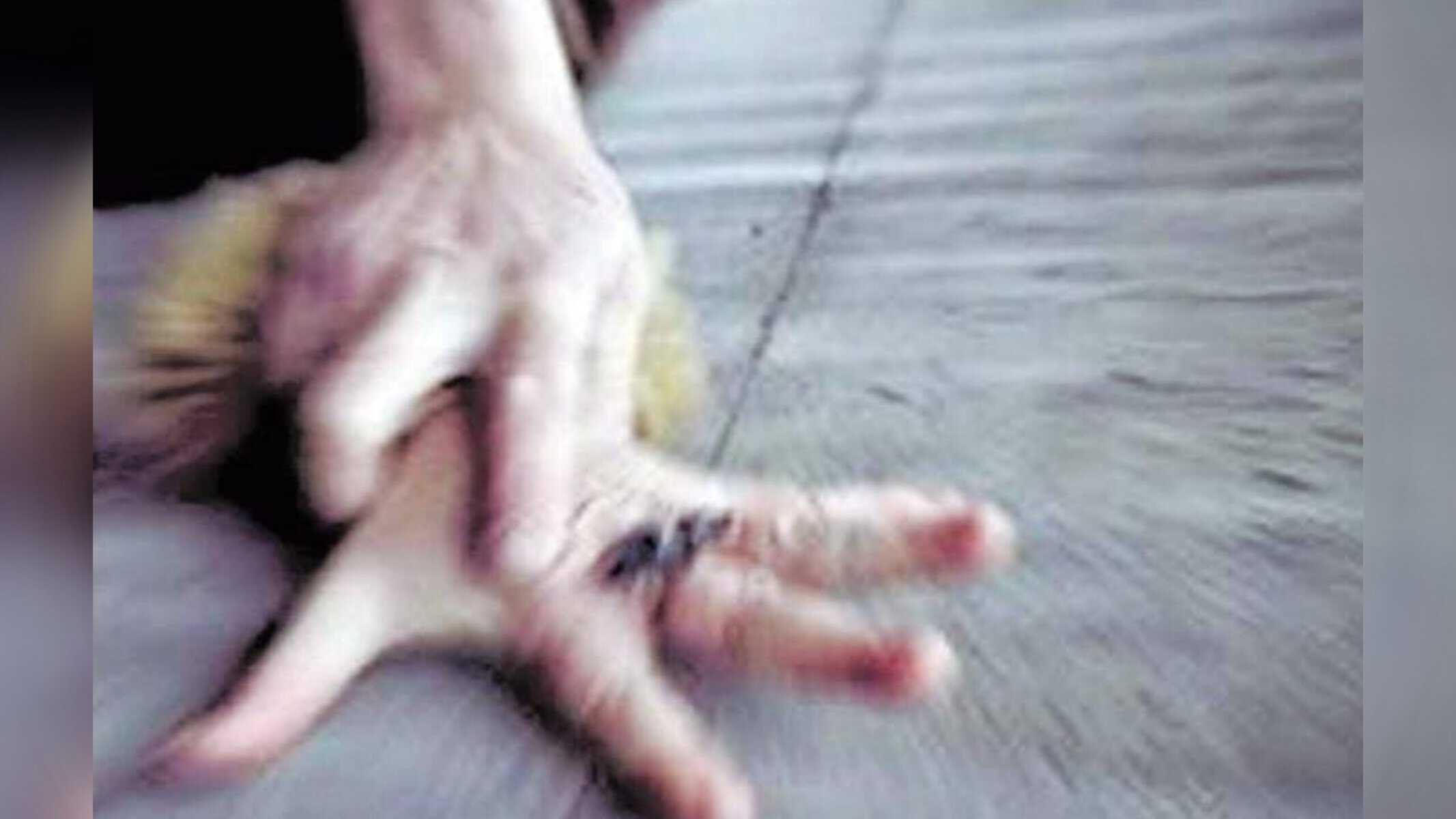 Picsart_22-09-26_16-16-32-875 A adolescente foi achada caída entre alguns carros do estacionamento, com o zíper da calça aberto e hematomas possivelmente de agressão — Foto: reprodução de vídeo