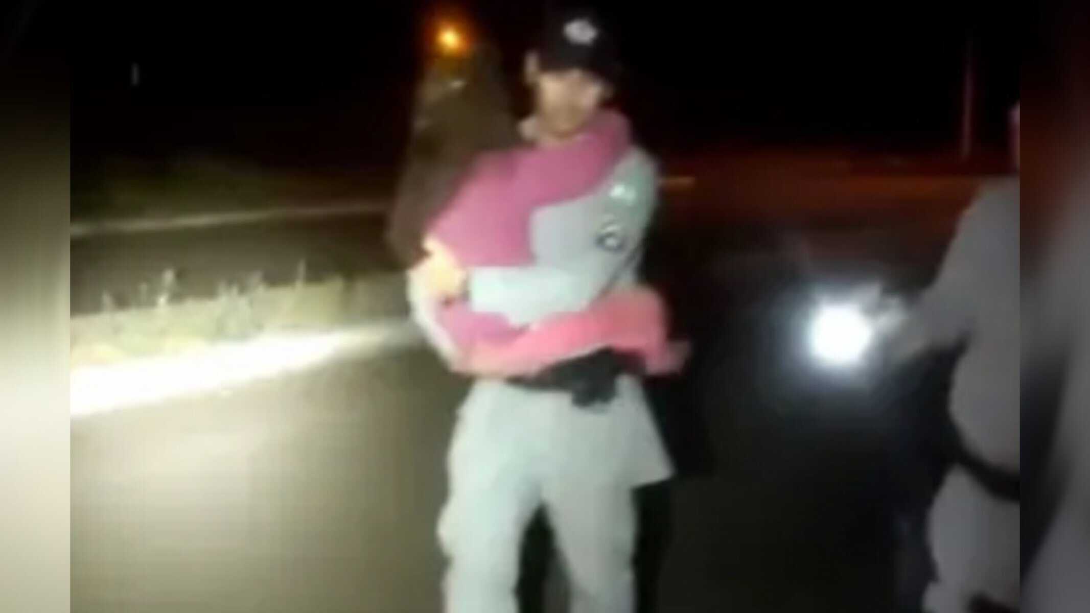 Momento na hora do resgate (Foto: PMGO/ Reprodução: G1)