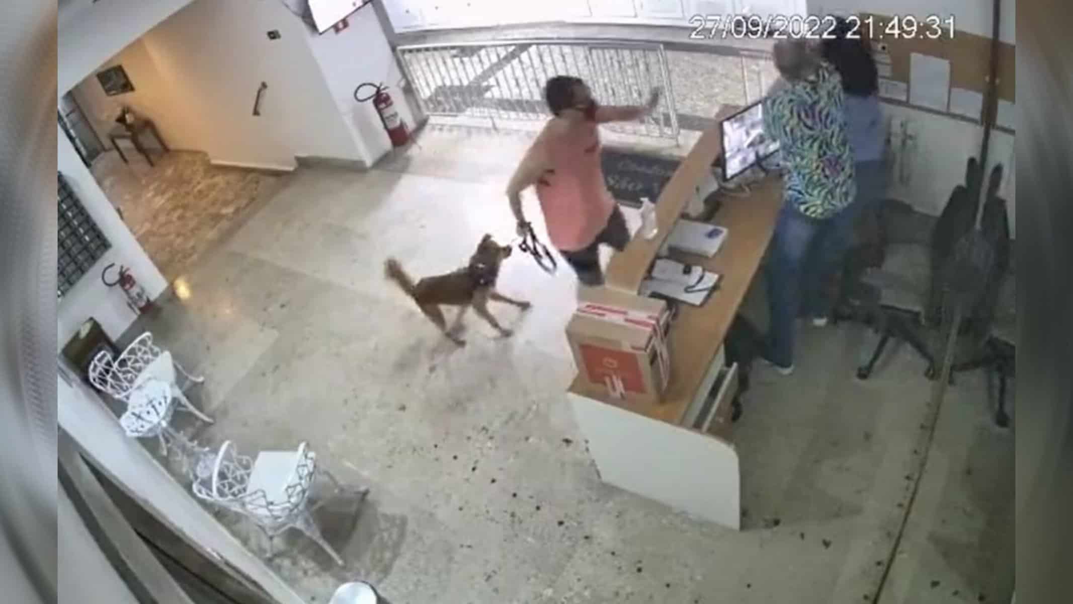 Morador parte para cima de porteira enquanto outro homem apartar o ataque — Foto: Reprodução/Twitter