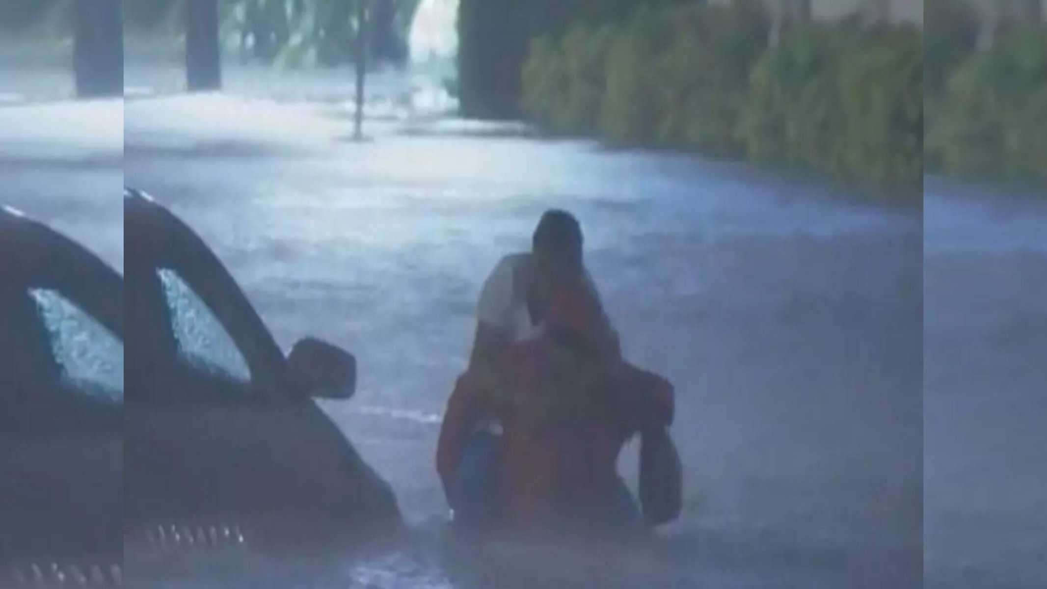 VÍDEO: Repórter salva mulher presa em inundação durante furacão. (Foto: Reprodução/ CNN)