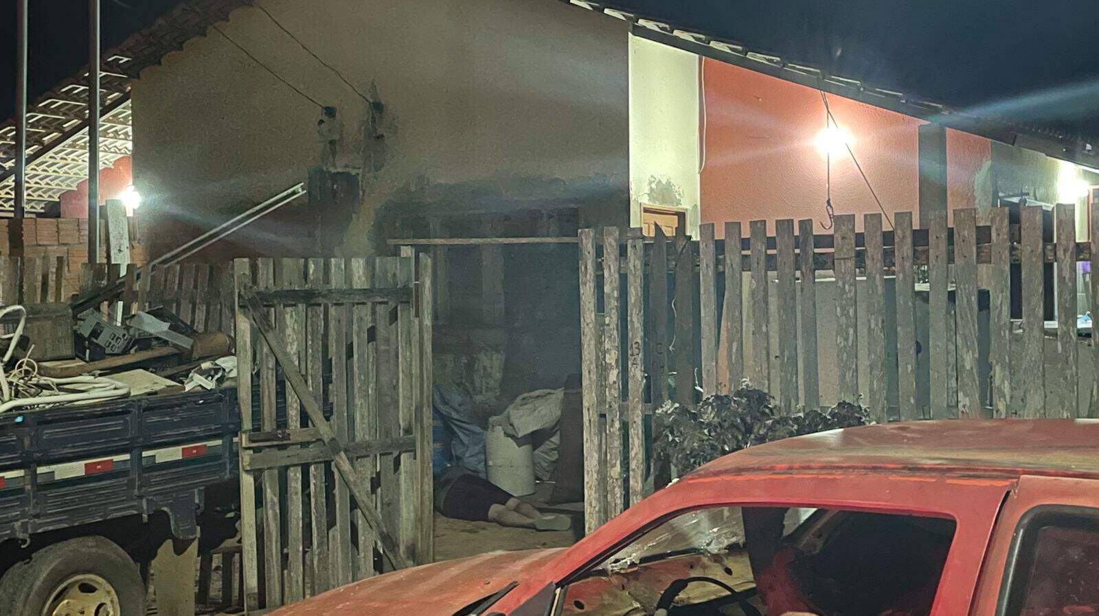 Quintal da residência onde caiu a vítima fatal dos disparos. Foto: Ecos da Notícia