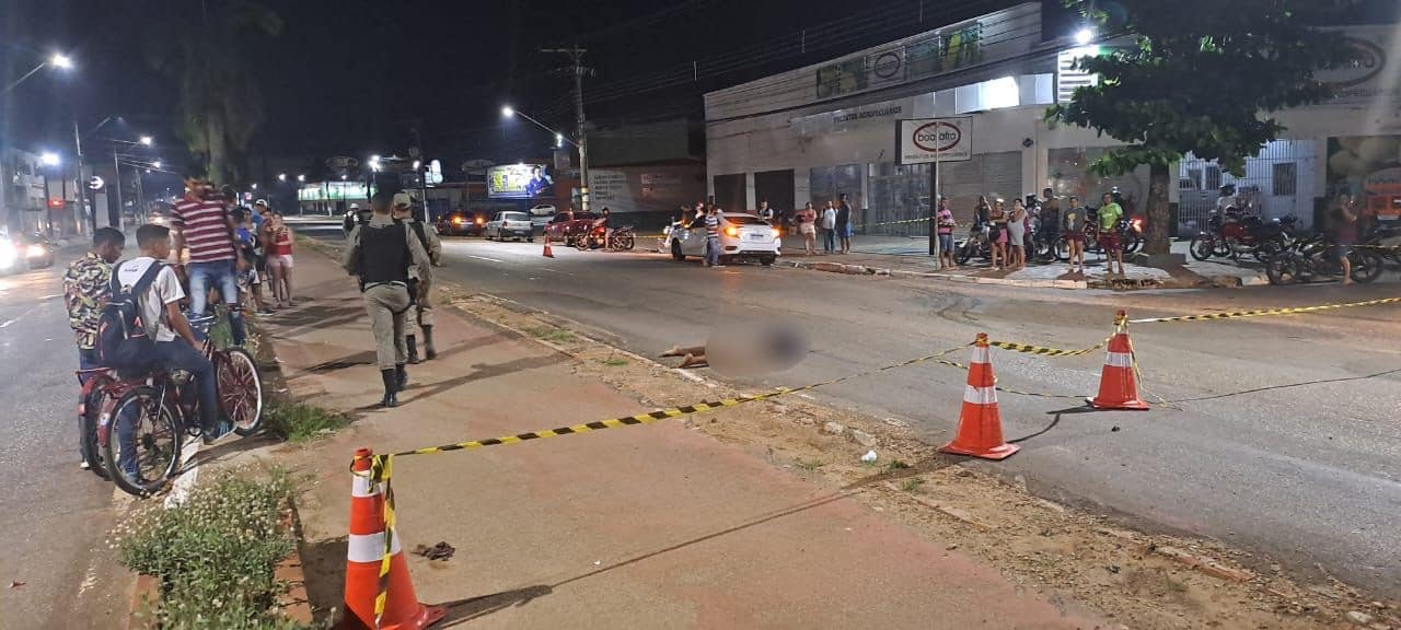 Polícia Militar fazendo o isolamento do corpo do homem. Foto: Ecos da Notícia