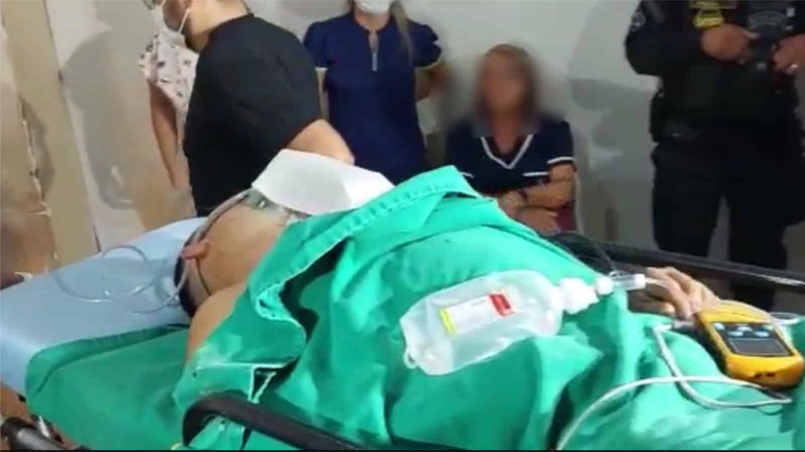 Vítima do ataque dando entrada no Pronto Socorro de Rio Branco. Foto: Jackson Lima/Ecos da Notícia