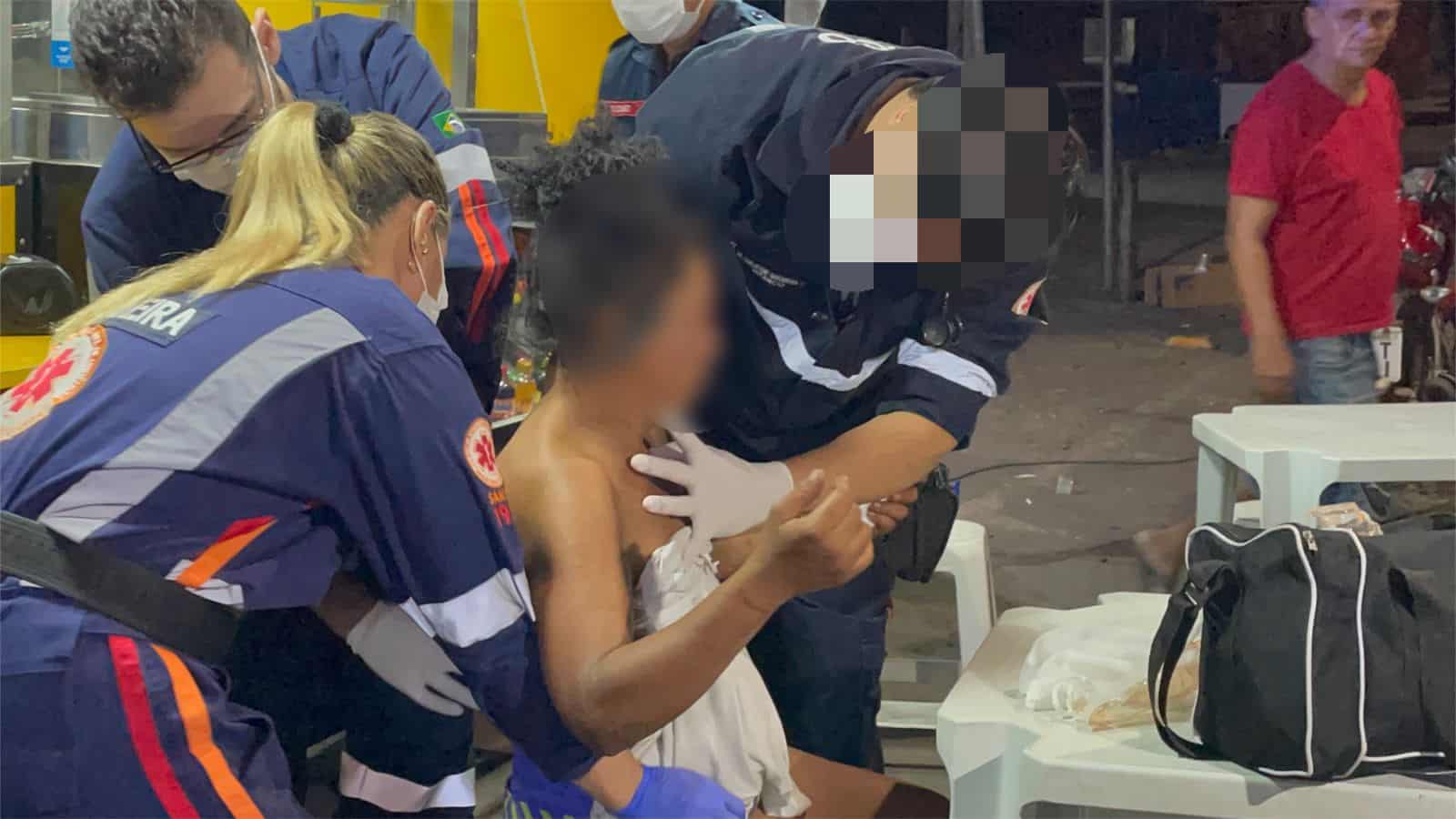 Vítima sendo atendida pelos paramédicos do Samu. Foto: Ecos da Notícia