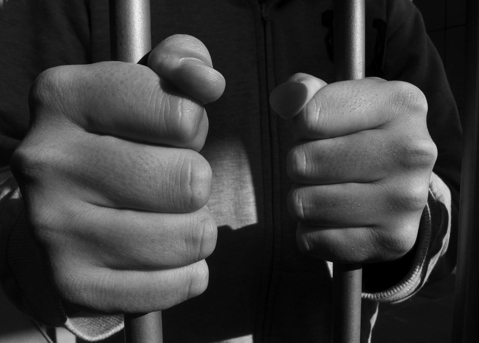 maos_atras_das_grades_-_rafaela_ely_creative_commons_-_21-11-2013_0