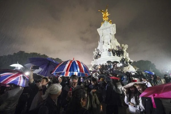 pessoas-do-lado-de-fora-do-Palácio-de-Buckingham-no-centro-de-Londres-após-o-anúncio-da-morte-da-rainha-Elizabeth-II-2-600x400