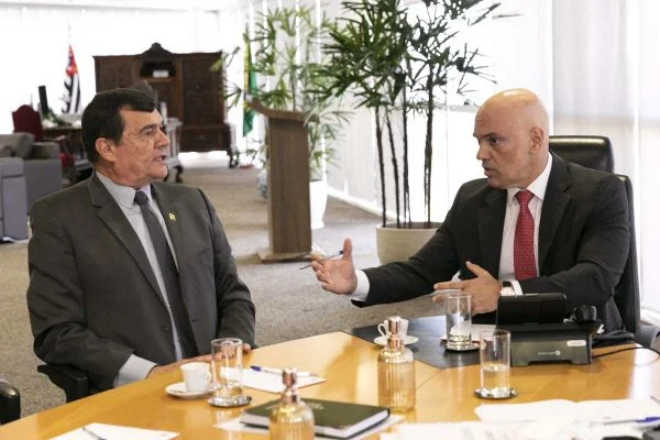 presidente-do-Tribunal-Superior-Eleitoral-TSE-Alexandre-de-Moraes-e-o-ministro-da-Defesa-Paulo-Sérgio-Nogueira-se-reuniram-no-TSE-eleicão-2022--600x400