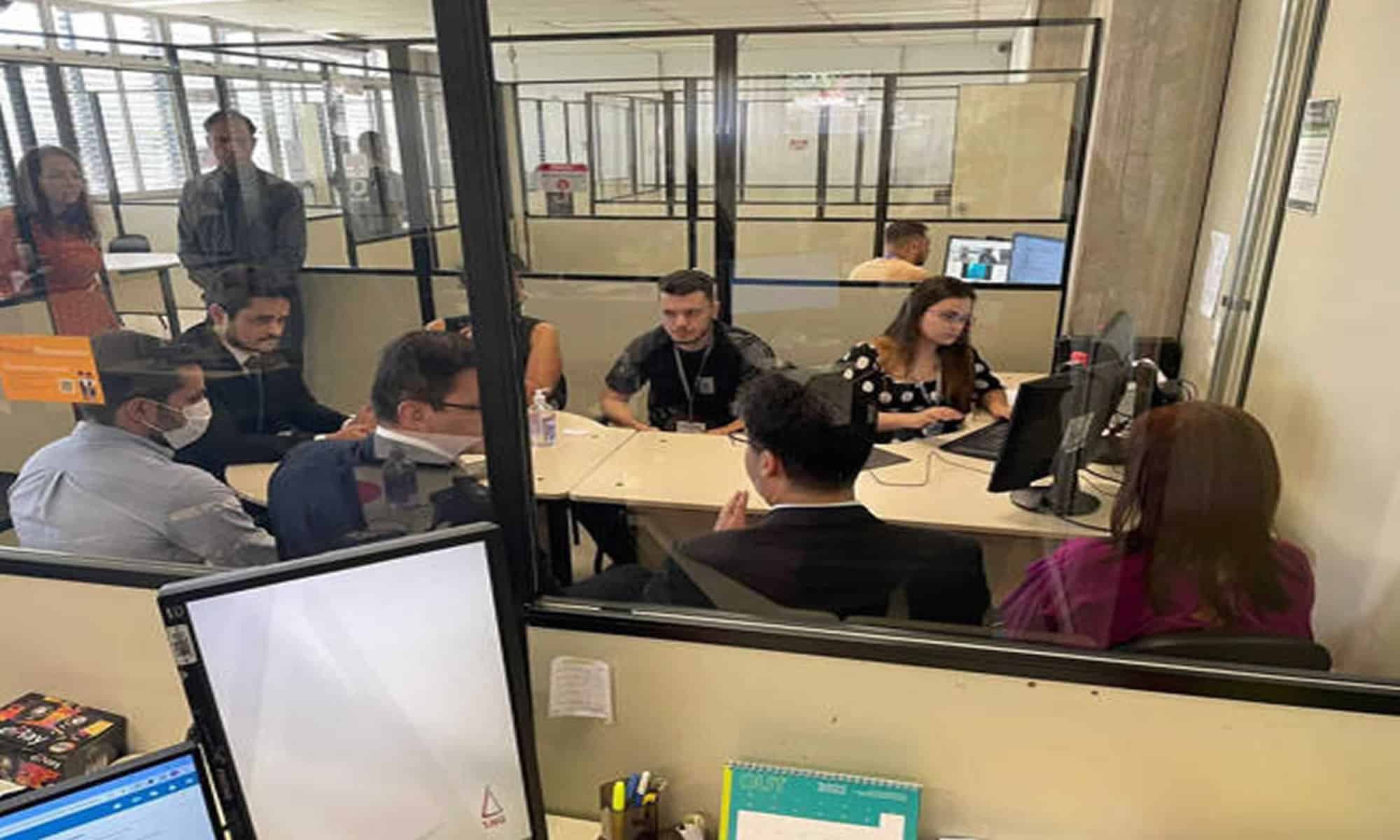 04 Usando máscara, Rafael Birro entrou direto para a sala de audiência
Foto: Marcelo Almeira/Divulgação