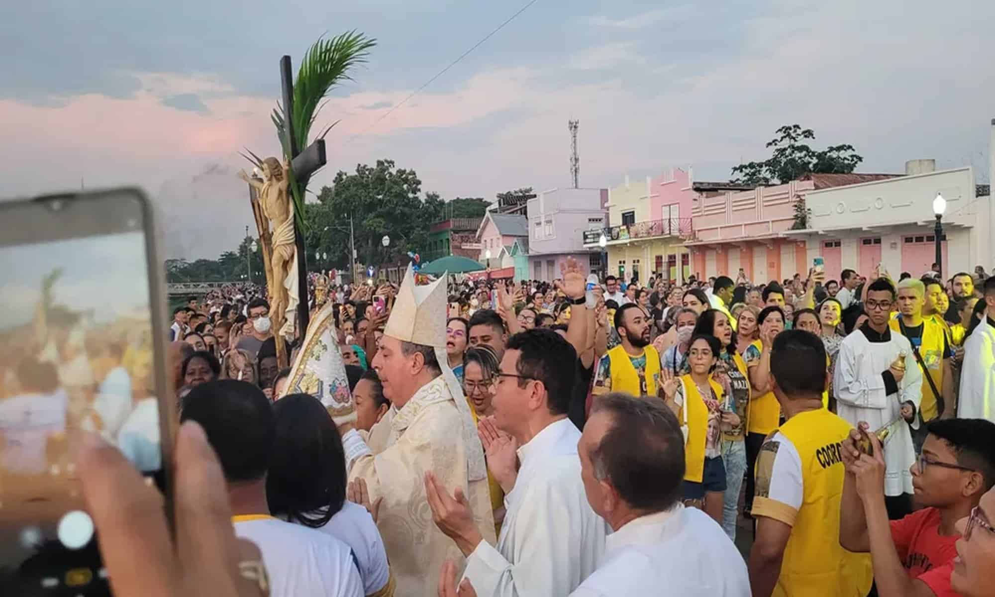 Bispo recebe as imagens e faz oração ao lado de fiéis — Foto: Tácita Muniz/g1