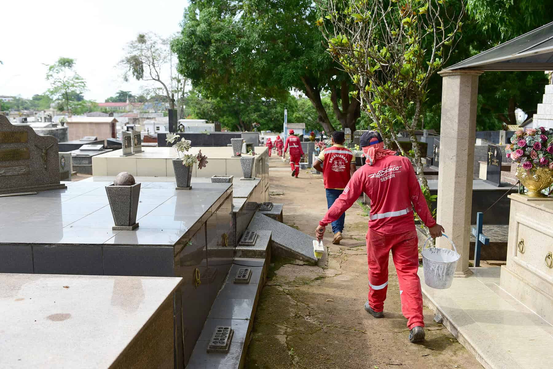 1.1-Limpeza-cemitério-Fotos-Assis-Lima-ASCOM-PMRB-2