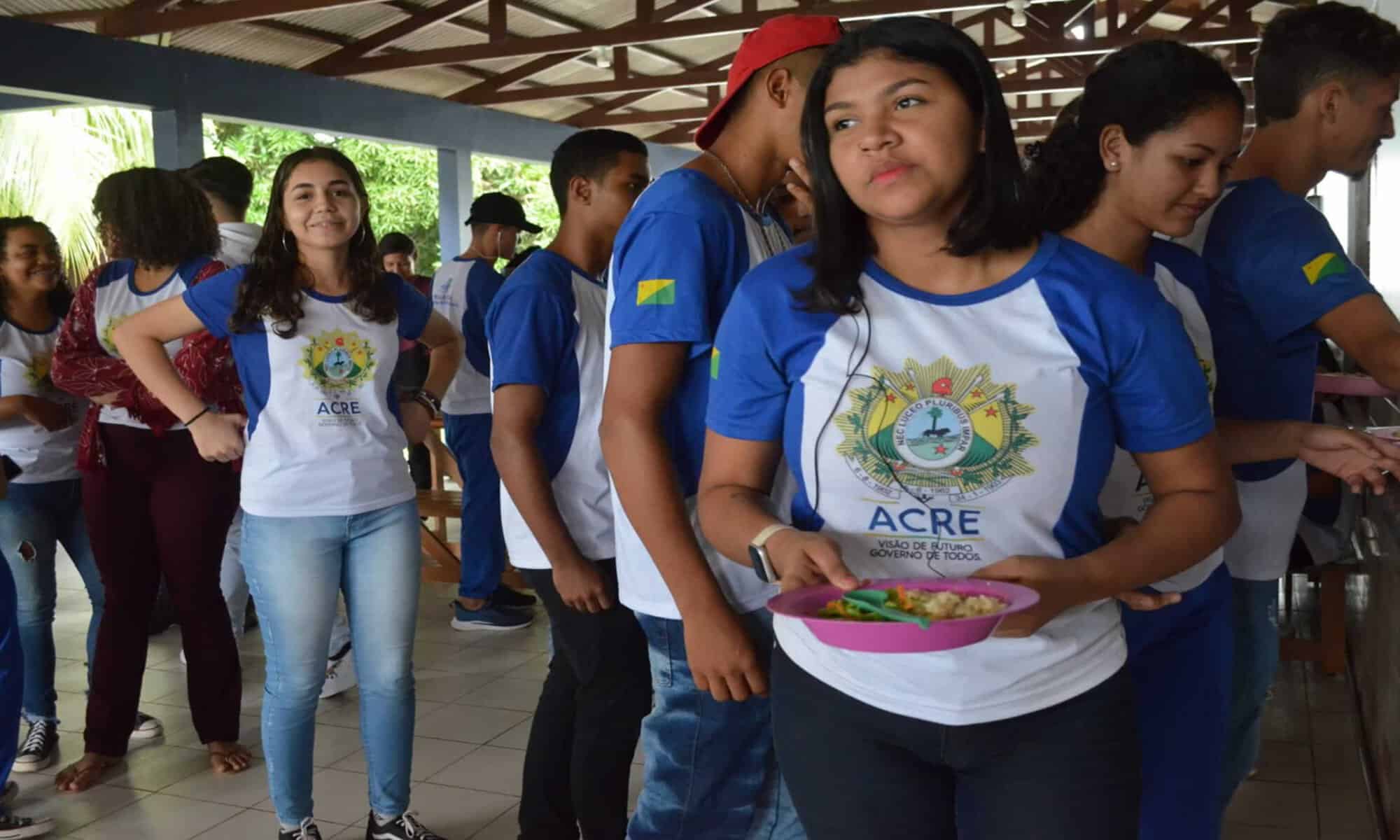11 Dia de galinhada na Escola Heloísa Mourão Marques. Um dos pratos preferidos dos alunos. Foto: Clícia Araújo/SEE