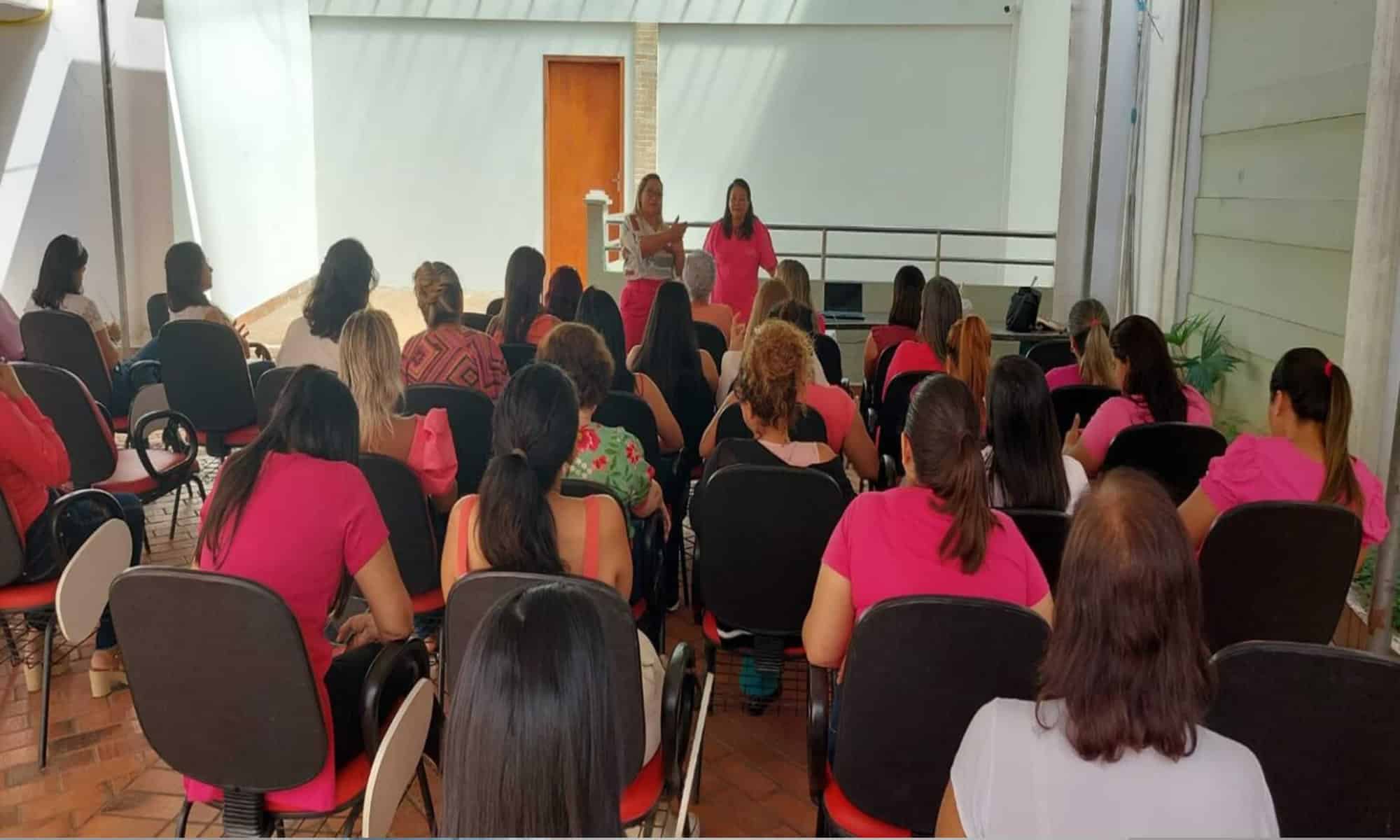 12 Servidores receberam orientações em alusão do Outubro Rosa. Foto: Assessoria/Seitc