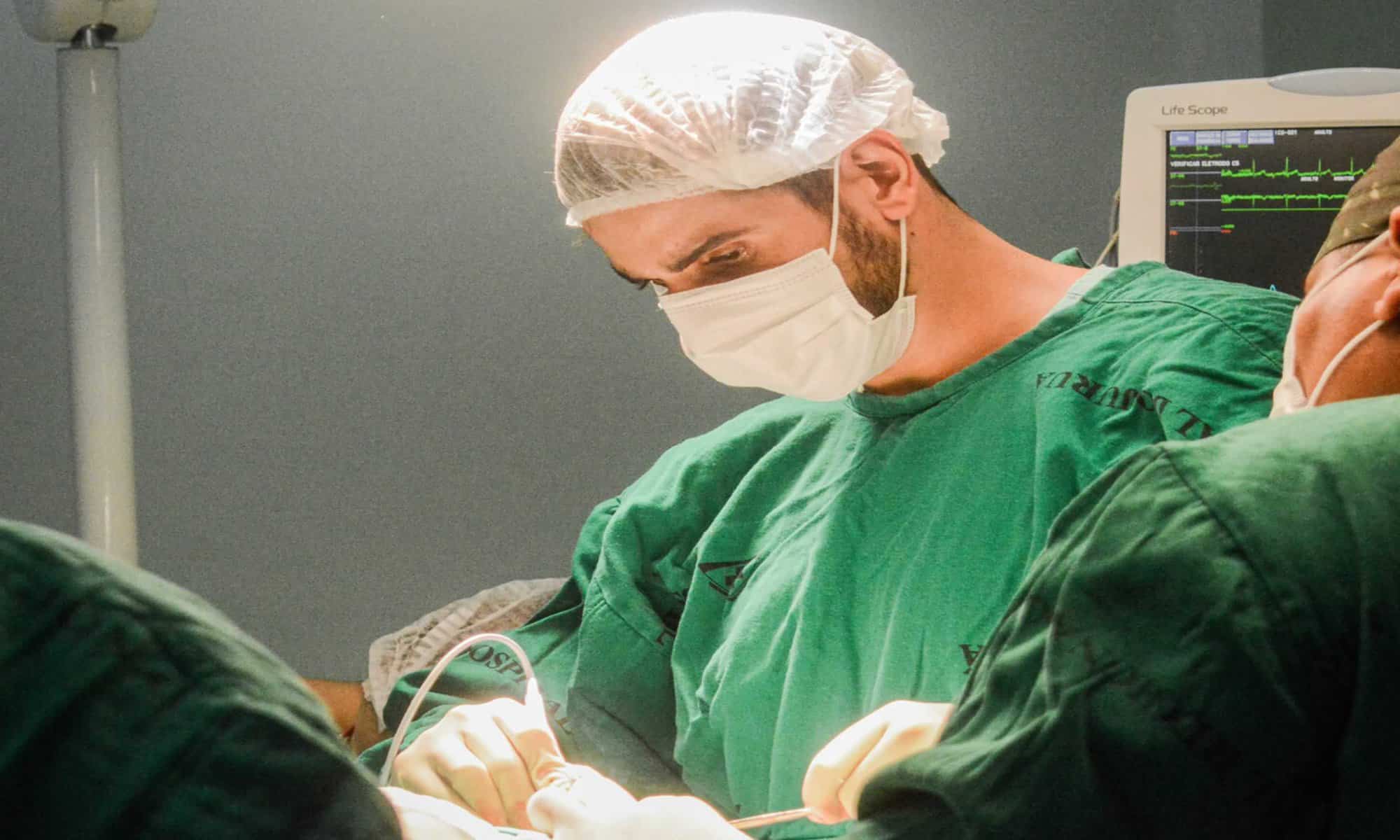 13 Luan Magalhães é o neurocirurgião daquela unidade hospitalar. Foto: Marcos Santos/Secom