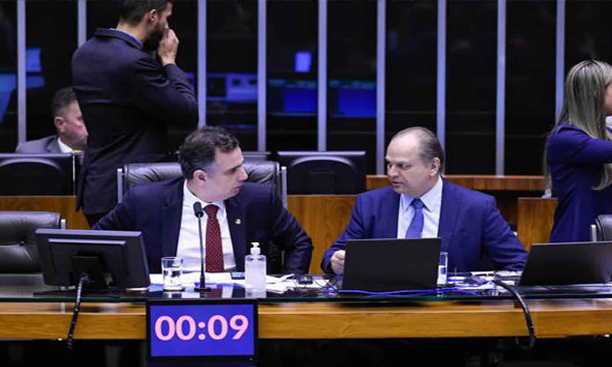 13 O líder do governo na Câmara, deputado Ricardo Barros (dir.), apresentou projeto para punir institutos de pesquisa. Mas o presidente do Senado, Rodrigo Pacheco (esq.), reprova a ideia Foto: Jefferson Rudy/Agência Senado
Foto: Fornecido por Estadão