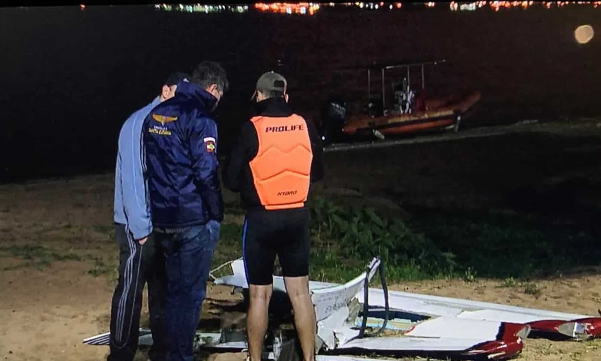 20 Bombeiros fazem buscas a piloto após avião monomotor cair no Guaíba, em Porto Alegre — Foto: Reprodução/RBS TV