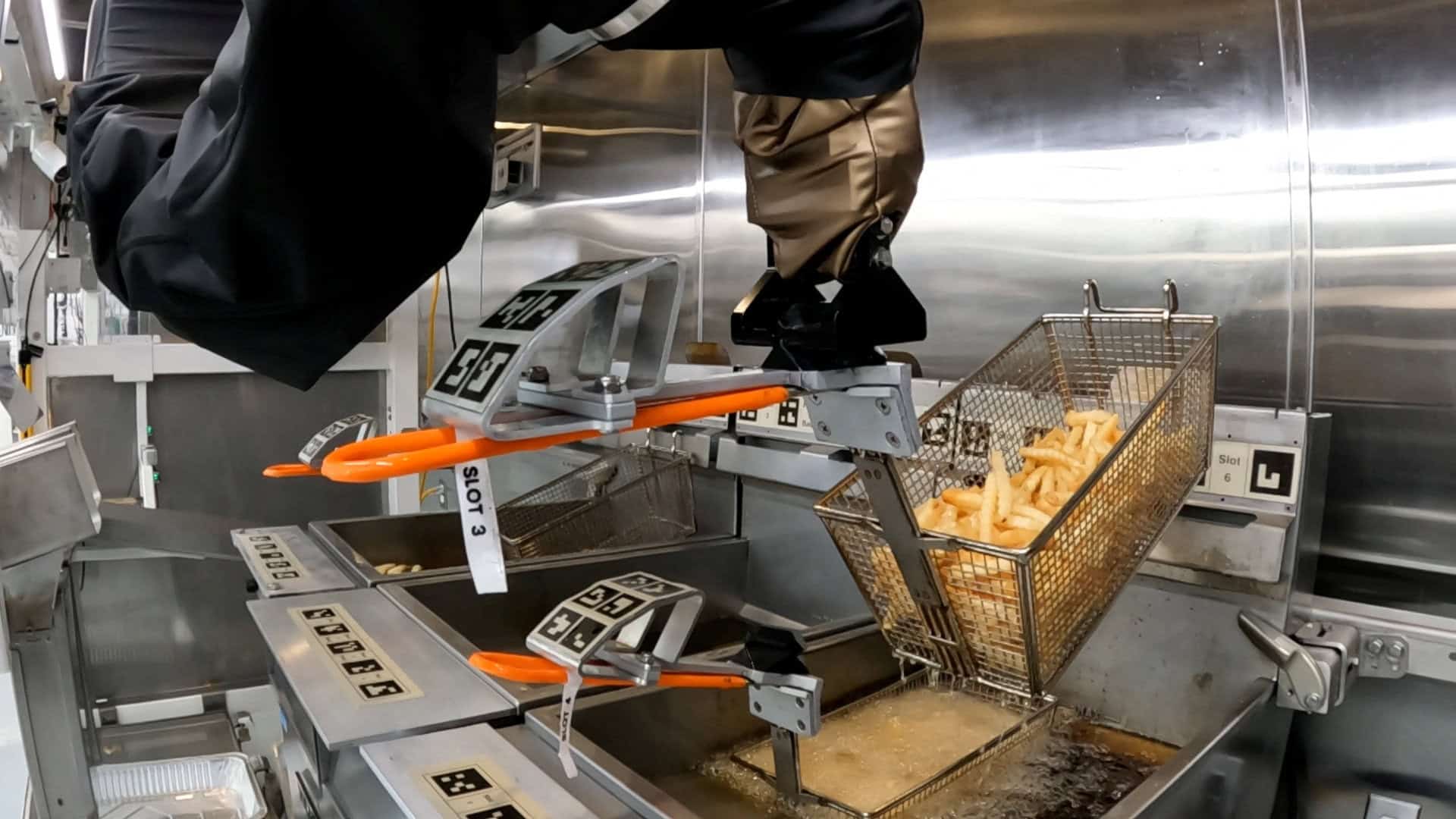 Robô Flippy 2 tira batatas fritas de uma fritadeira em um laboratório do fabricante Miso Robotics Inc em Pasadena, Califórnia, EUA
27/09/2022
Sandra Stojanovic/REUTERS TV via REUTERS