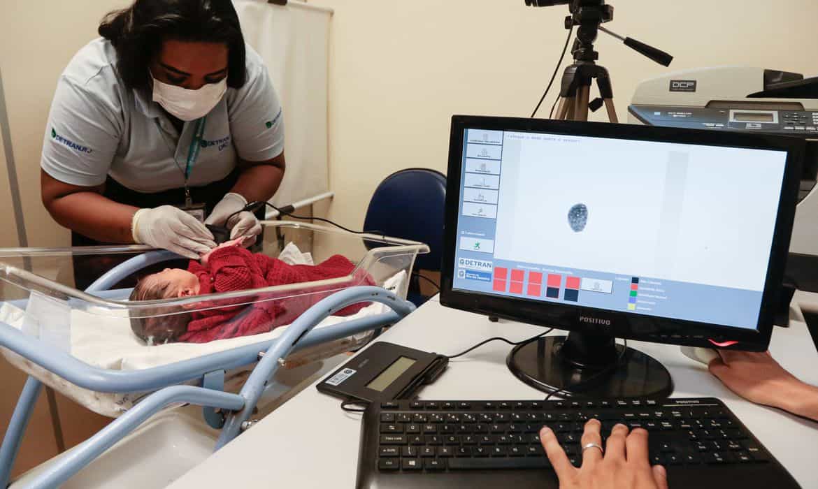 O Hospital Maternidade Maria Amélia Buarque de Hollanda (HMMABH), localizado na região central do Rio de Janeiro, é a primeira unidade da rede municipal de saúde da cidade a garantir cidadania e segurança aos bebês nascidos no local. Segundo informou hoje (4) a Secretaria Municipal de Saúde (SMS Rio), os bebês já sairão da maternidade com carteira de identidade, Cadastro de Pessoa Física (CPF), além da certidão de nascimento.